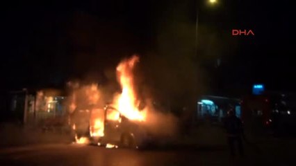 Park Halindeki Minibüs Alev Alev Yandı