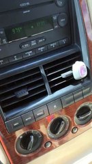 Un pick-up tracte une voiture sans chauffeur