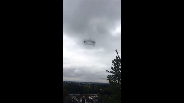 Un cercle de fumée mystérieux apparaît dans le ciel.