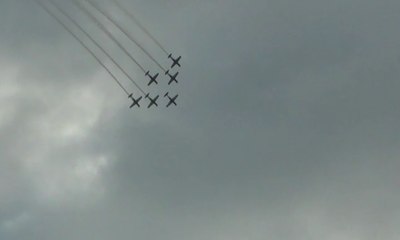 Aksi Akrobatik Pesawat Jupiter Memukau Pengunjung