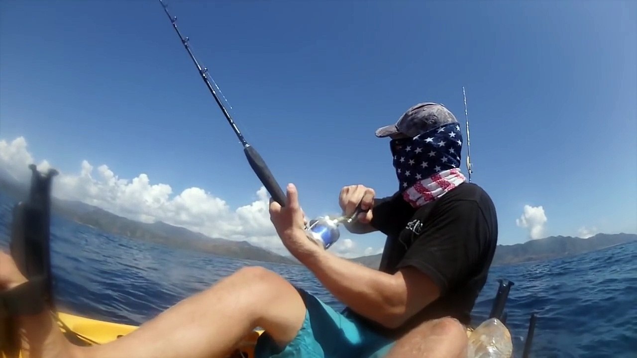 Ce pecheur en kayak va se faire trainer par un poisson sur des centaines de metre