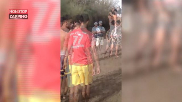 Surpuissant, il porte 10 hommes sur ses épaules ! (Vidéo)