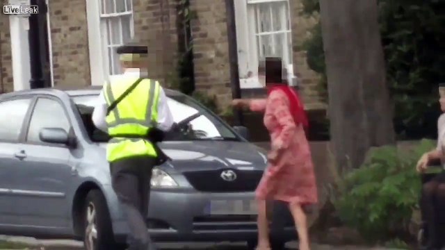 Un policier met une amende à une voiture qui transportait une femme en chaise roulante !