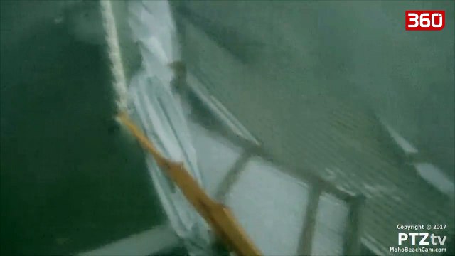 Pamje te frikshme te uraganit teksa shkaterron ndertesat qe i dalin para (360video)