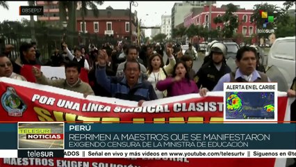 Policía peruana nuevamente reprime protesta magisterial