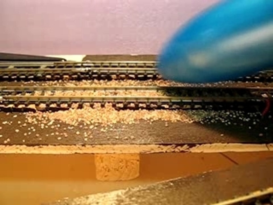 Modellbahngleis schottern mit Stopfmaschine