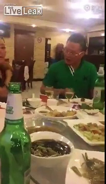 Il tripote sa voisine de table pendant que son pote chante... malin les chinois !