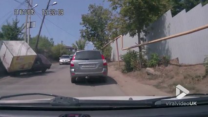 Marche arrière d'une camionnette qui termine sur le flanc !