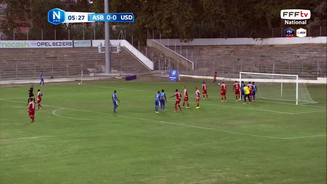 Ballon détourné qui frôle le poteau