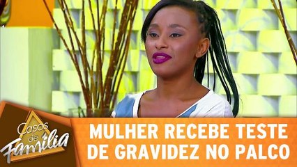 Mulher recebe teste de gravidez no palco