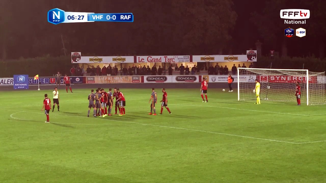 Corner bien frappé mais petite faute dans la surface.