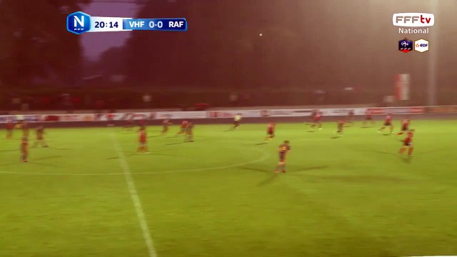 Magnifique frappe qui frôle le poteau droit du VHF.