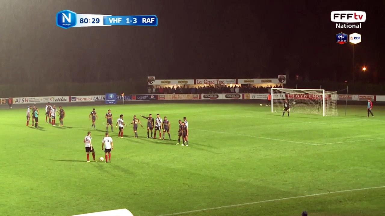 Coup franc très bien joué, la tête frôle poteau du gardien du RAF.