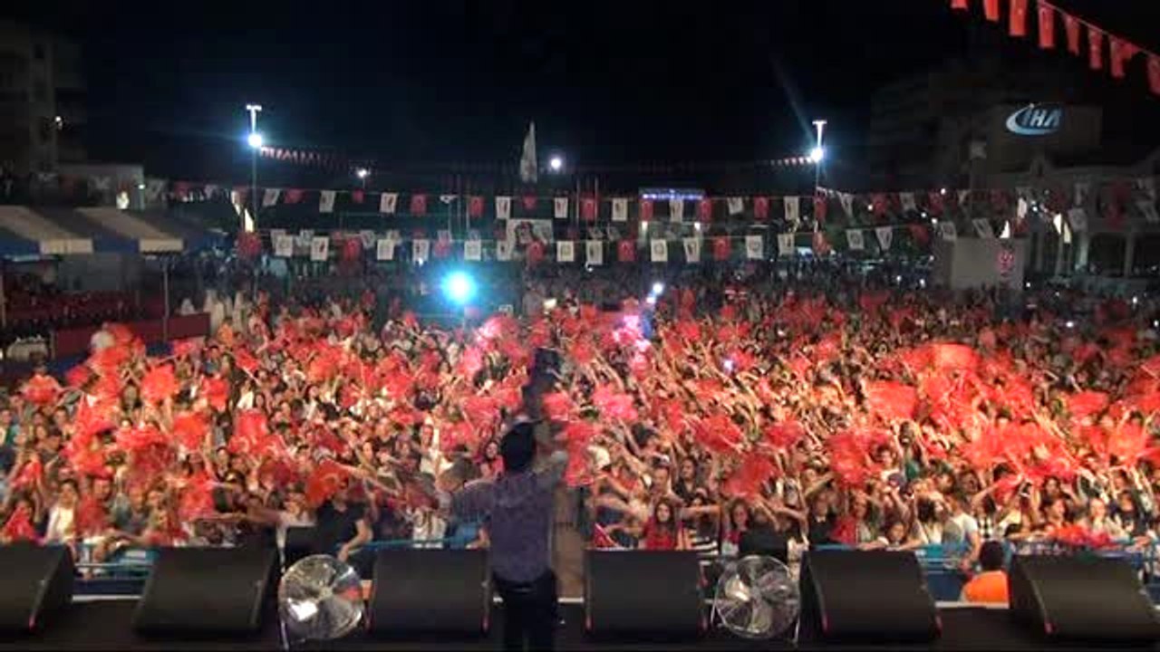 Hande Yener ve Murat Dalkılıç On Binlere Söyledi