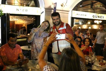 İstanbul'da Eğlence Mekanlarına Polis Denetimi Turistlerden Büyük İlgi Gördü