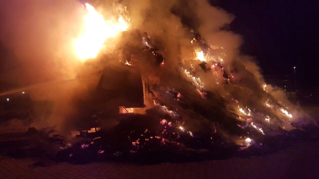 Manisa'da İki Ayrı Mahallede Saman Yüklü İki Kamyon, Aynı Anda Alev Alev Yandı