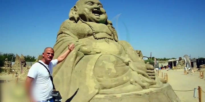 Arakan zulmüne kumdan Buda heykeline tükürerek tepki gösterdi