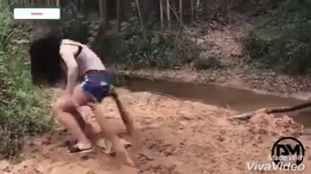 Quand tu vas faire pipi dans les bois... Blague énorme et bien flippante