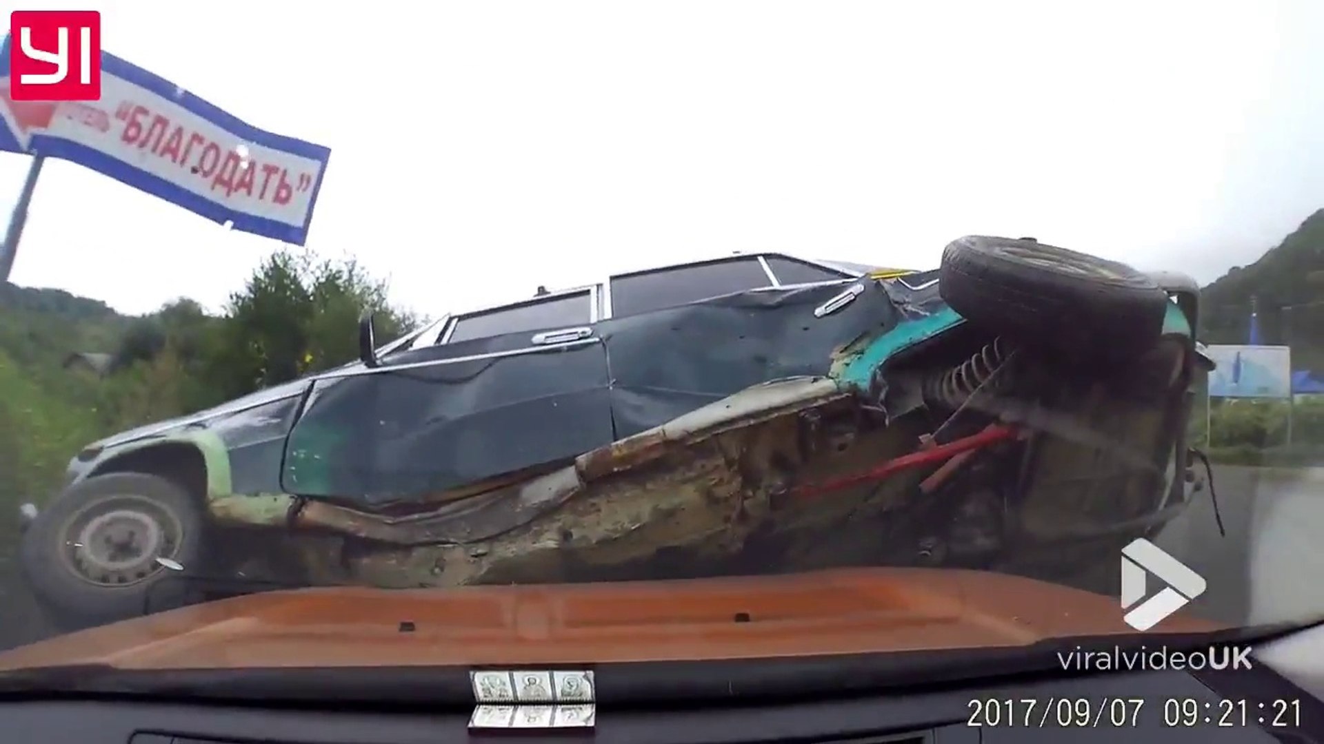 ⁣Quand un gros Land Rover percute une Lada