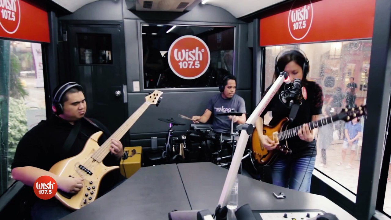 Barbie Almalbis performs  Tabing Ilog  LIVE on Wish 107.5 Bus