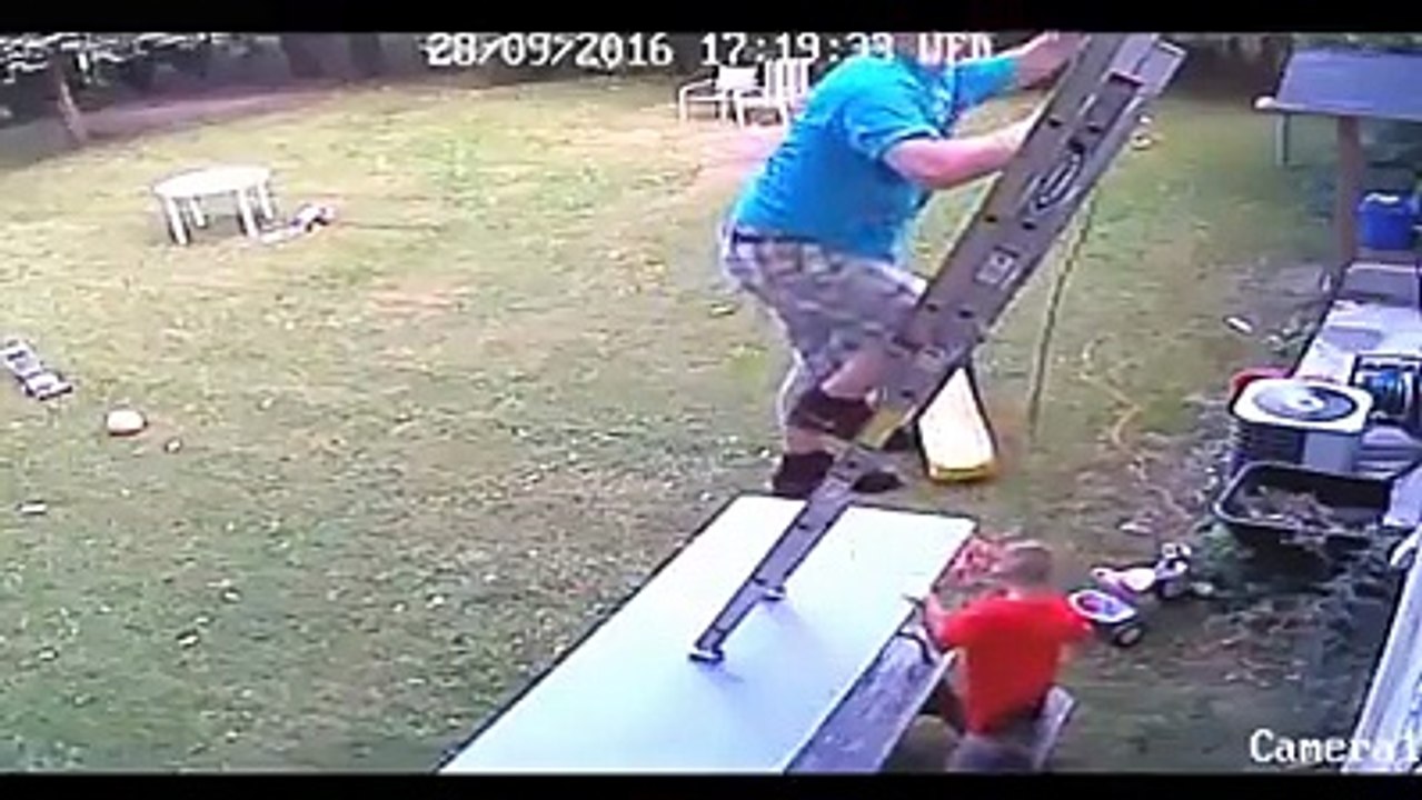 Hombre sufre un golpe cuando se cae de la escalera
