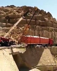 Espectacular vuelco de grúa cuando intentaba socorrer a un camión