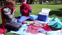 Y bebé mala lucha comida monstruo congelado gracioso bromista Chica araña hombre araña superhombre Elsa vs real