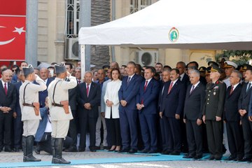 İzmir'de Slogan Gerginliği! Meydan Hareketlendi ama Protokol Sakindi