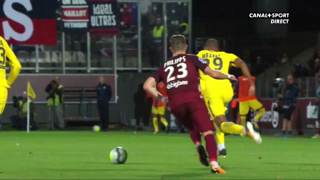 Benoît Assou-Ekotto exclu après un tacle sur Kylian Mbappé (Metz-PSG)