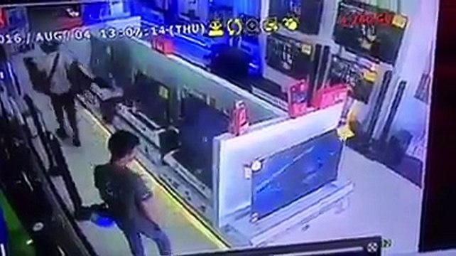 اس ویڈیو میں دیکھیں اس نوجوان نے کس طرح الیکٹرونکس کی دکان سے ایل۔ای۔ڈی چوری کی۔ ویڈیو: چوہدری عنصر۔ مسقط