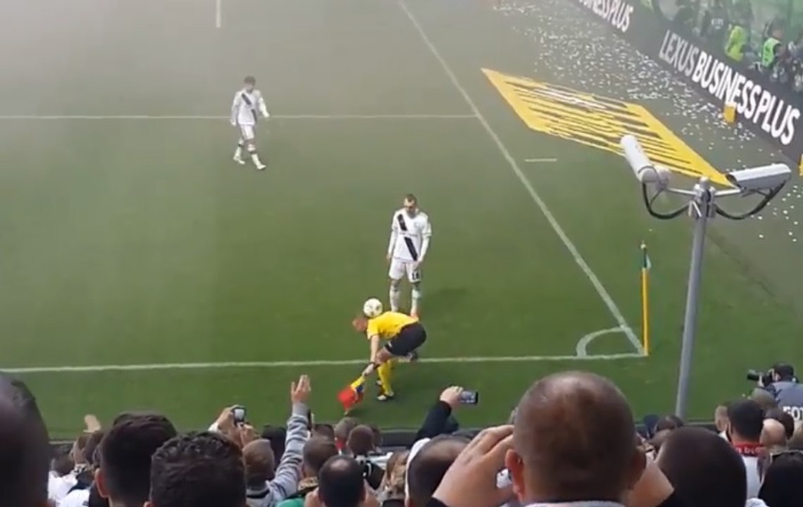 En plein match, un joueur se met à jongler avec... l'arbitre de touche !