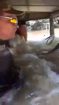 Ce chauffeur roule en camion dans une rivière de l'eau jusqu'aux épaules!