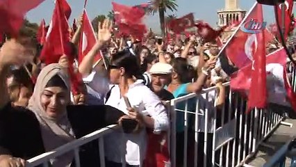 İzmir'de hareketli saatler