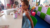 Elif Elsa Ayakkabı boyuyor, Champion Hotel mini club, çocuk videosu