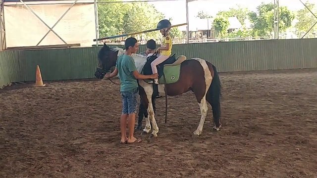 At banyo yapıyor .Elif At biniyor. Eğlenceli çocuk videosu