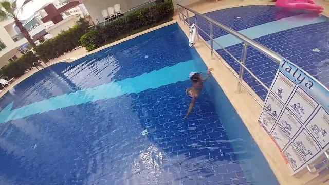 Dedemizin evinde havuzda oyunlar, eğlenceli çocuk videosu