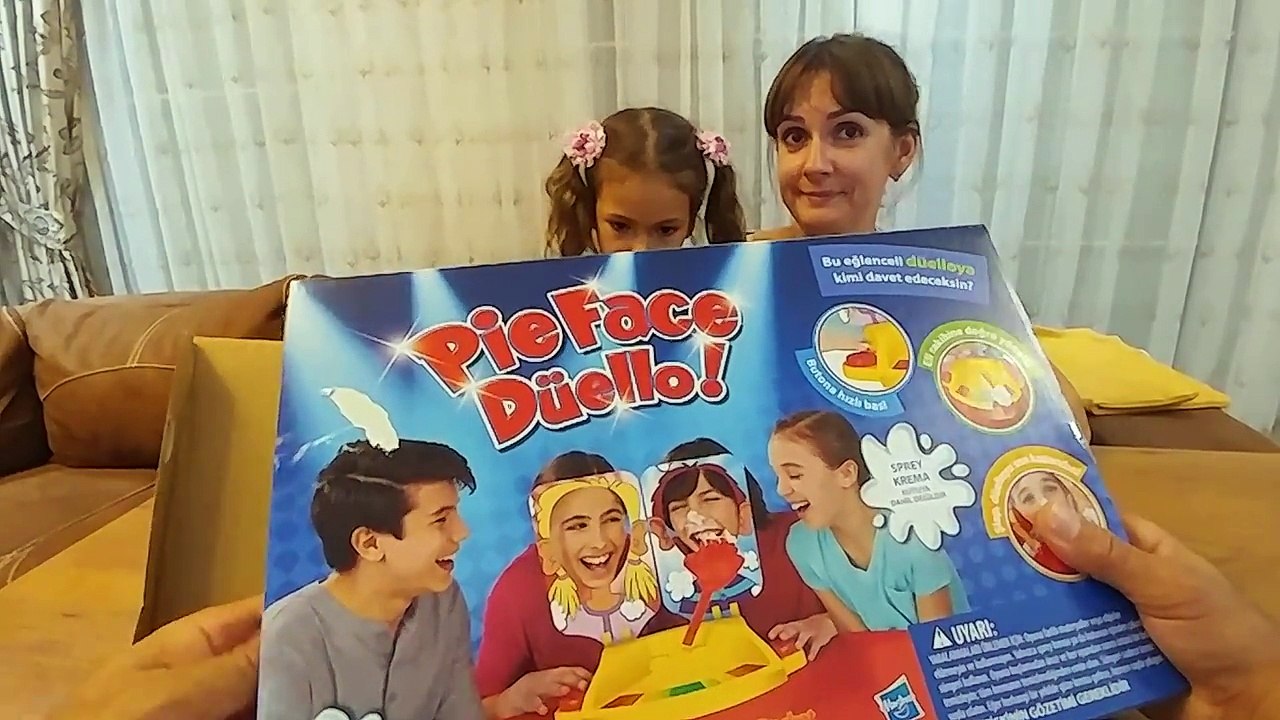 PİE FACE DUELLO OYNUYORUZ , kim kazandı dersiniz , eğlenceli çocuk videosu