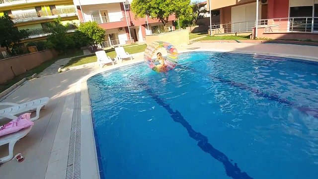 Eski eve gidiyoruz, renkli silindir ile eski evde havuz keyfimiz , eğlenceli çocuk videosu