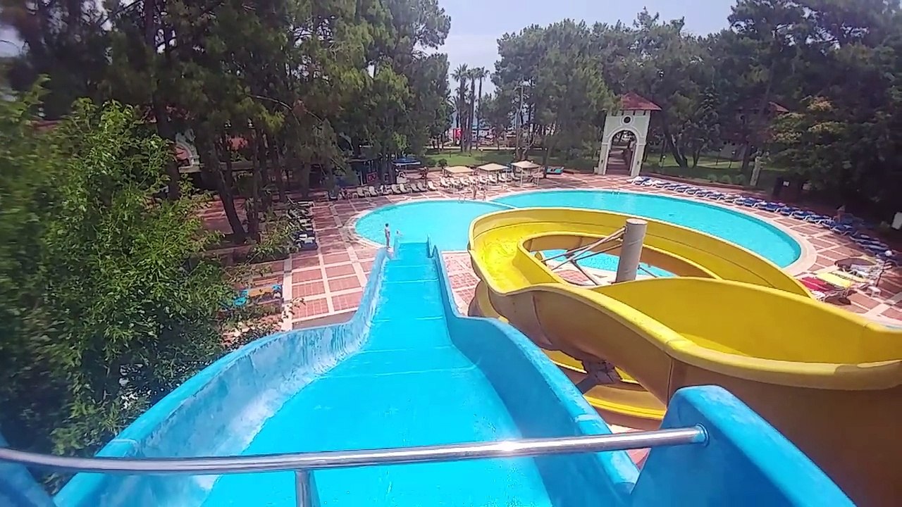 Aquaparkta kaydırak ve havuz keyfi, eğlenceli çocuk videosu