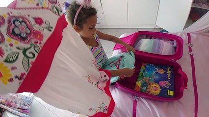 Arkadaşımıza misafirliğe gidiyoruz.Elif kendi barbie valizini hazırlıyor