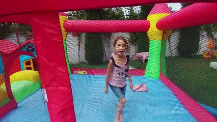 Zıpzıp Havuza balkondan 2500 top attık. Batman 2. kattan havuza atlıyor