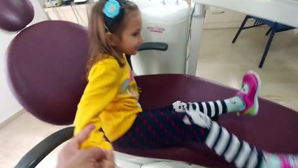 ELİF DİŞÇİDE, Dişlerini çektireceğiz diye şakaladık, eğlenceli çocuk videosu