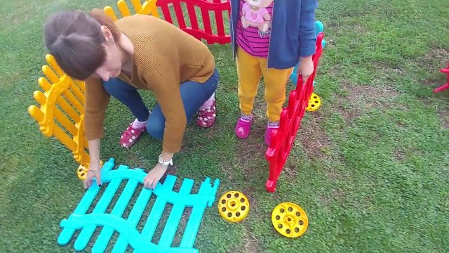 Top havuzu çitimizi bahçeye kurduk, içini top havuzu doldurduk, eğlenceli çocuk videosu