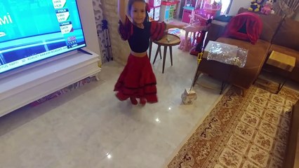 Elif yeni İspanyol kostüm ile dans ediyor, eğlenceli çocuk videosu