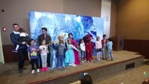 Elif Elsa ve örümcek adam oyununda tiyatroda ve oyuncak alışverişi , eğlenceli çocuk videosu
