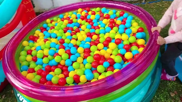 3 top havuzu bahçede , eğlenceli çocuk videosu