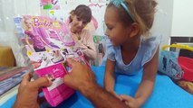 Elif ve barbie pamuk kediciğe tuvalet eğitimi veriyor.Barbie güzel oyuncak, eğlenceli çocuk videosu