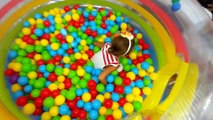 Zıplama havuzunu renkli topla doldurduk...Eğlenceli çocuk videosu