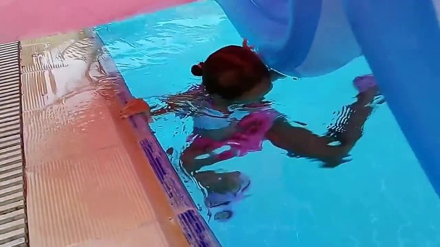 Yeni Havuzumuz hello kitty ile büyük havuzda oynadık . Eğlenceli çocuk videosu