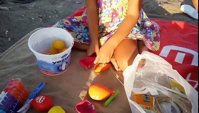 Kafada içi dolu balon patlatmaca , eğlenceli çocuk videosu.